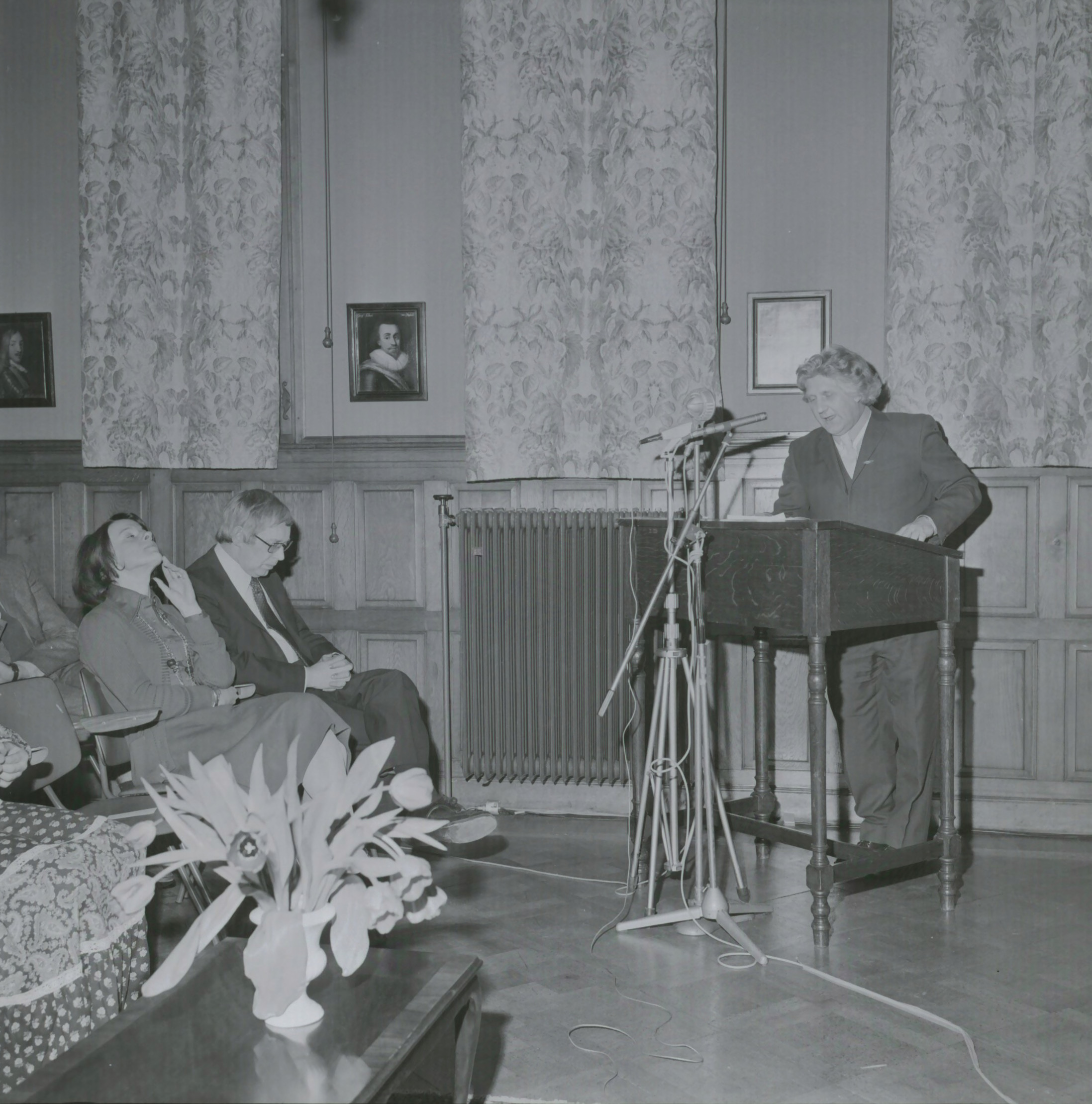 Dichter Simon van Wattum ontvangt de Culturele Prijs 1974 in het Provinciehuis, uitgereikt door CvdK mr. E. Toxopeus op 17 februari 1975. Vervaardiger: Persfotobureau D. van der Veen, 17 februari 1975. Bron: Beeldbank Groningen, RHC GA, Groninger Archieven.